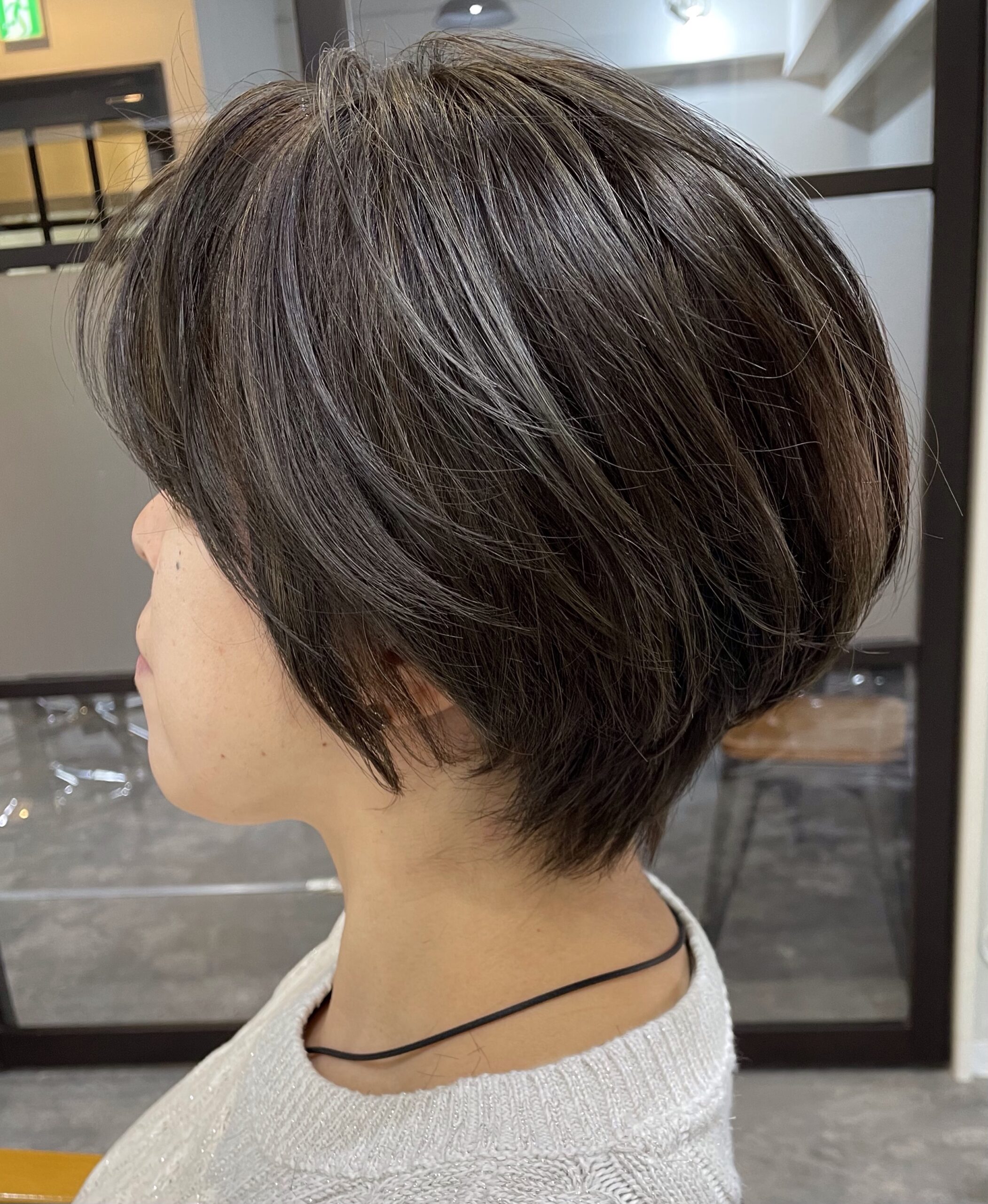 白髪も馴染むハイライトショートスタイル | hairmake + cafe